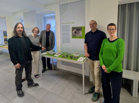 Im Rahmen der Ausstellungseröffnung „Als die Römer abgezogen - Siedeln und Bestatten in Delbrück-Bentfeld vor über 1500 Jahren“ (v.l.n.r.) Sven Knippschild (Eggenstein Exca), Museumsleiterin Kirsten John-Stucke, Dr. Sven Spiong (Leiter LWL-Archäologie für Westfalen, Bielefeld), Dr. Erik Beck (Kreismuseum Wewelsburg) und Dr. Julia Hallenkamp-Lumpe (LWL-Archäologie für Westfalen, Bielefeld). ©Kreismuseum Wewelsburg, Mareike Antepoth